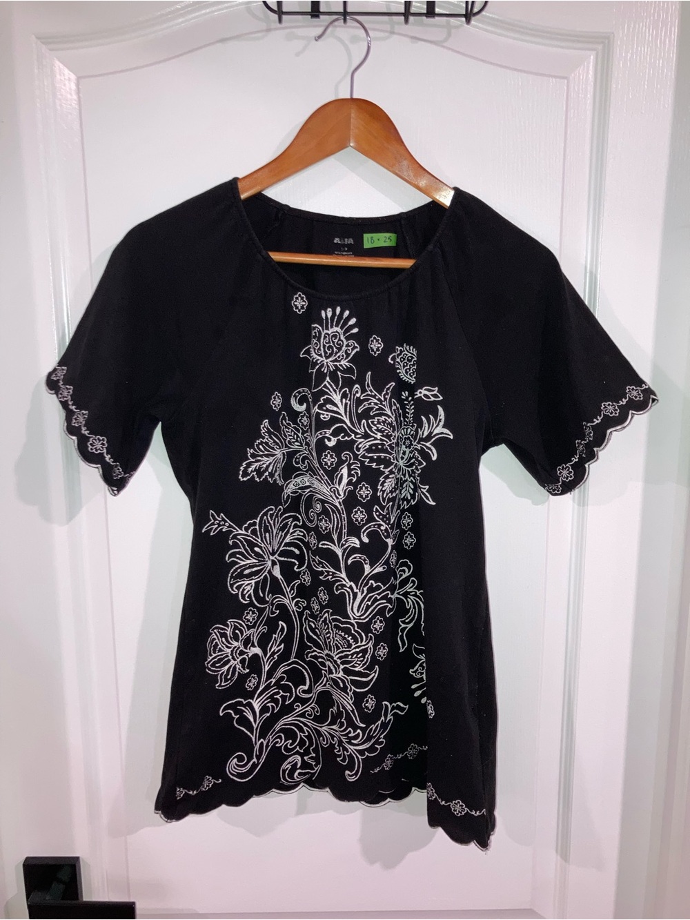 Alia Black Embroidered Floral Graphic T-shirt - size S